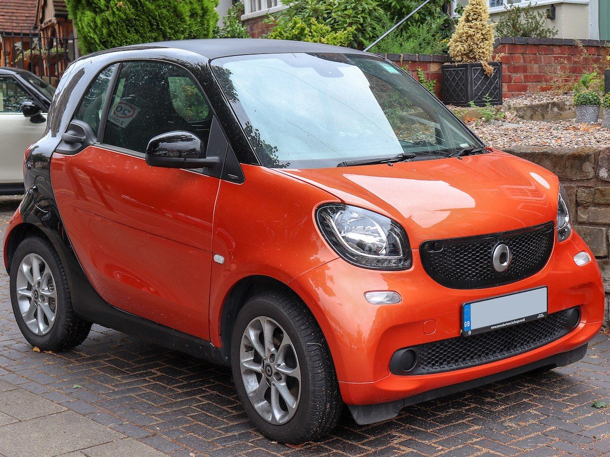 2560px-2016_Smart_Fortwo_Passion_Automatic_1.0_Front__85ab77d04a